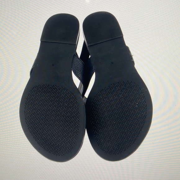 Tory Burch leather T-Strap Sandal’s.                   Navy - Picture 3 of 4